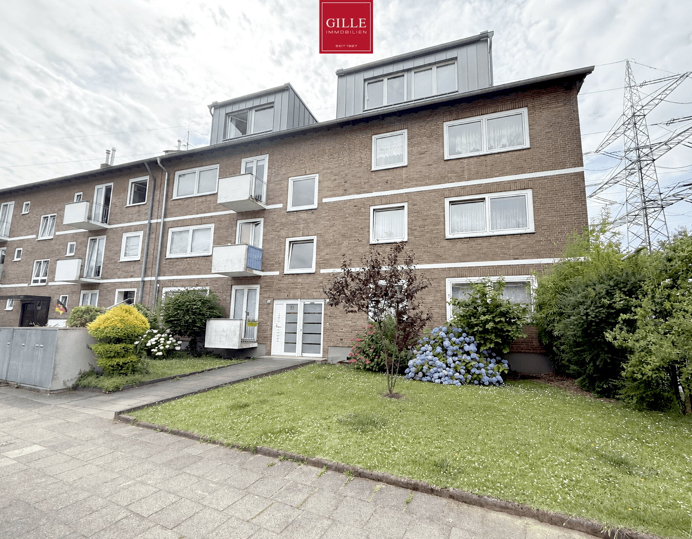 Düsseldorf-Wersten: Gemütliche 2-Zimmer-Dachgeschosswohnung mit Dachterrasse und modernem Duschbad